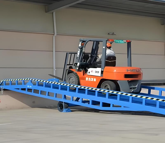 桦南移动式卸货平台（叉车用）
